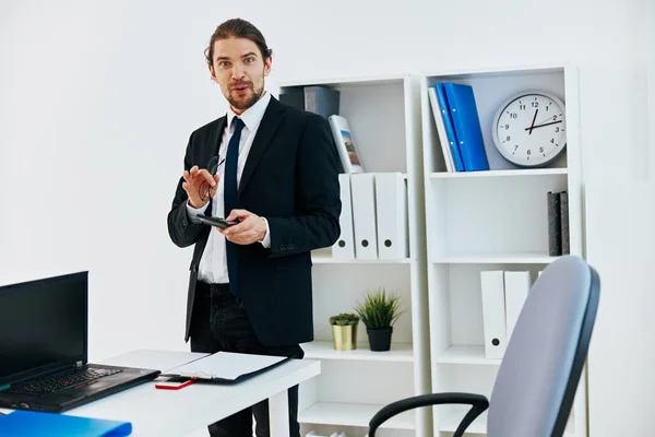 Geschäftsmann mit Telefon im Büro — Stockfoto