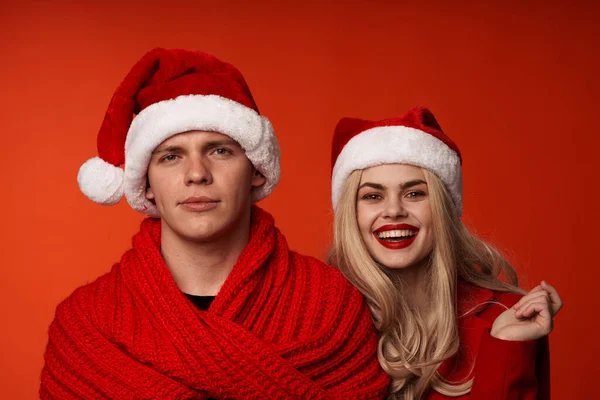 Homem e mulher em roupas de Ano Novo Natal feriado fundo vermelho — Fotografia de Stock