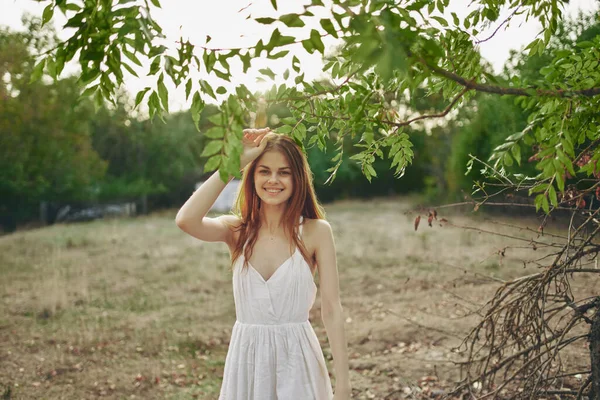 Pretty woman in the field nature trees green leaves — Stock Photo, Image