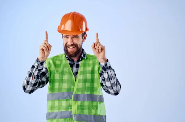 Бородатый человек зеленый жилет оранжевый шлем рабочего процесса жесты изолированный фон — стоковое фото