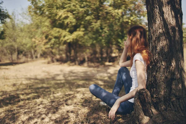 Mulher bonita descansar no campo natureza Estilo de vida verão — Fotografia de Stock