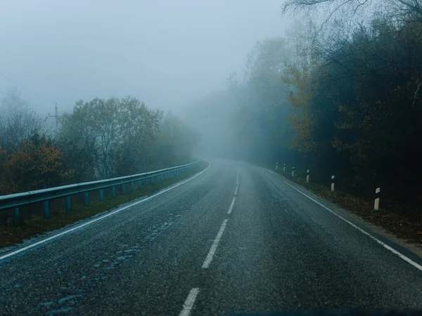 道路霧秋の自然旅行の風景 — ストック写真