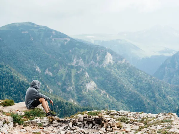 산 속의 외로운 남자 자유의 여행 을 — 스톡 사진