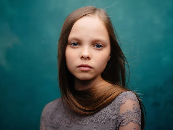 Dívka s dlouhými vlasy představovat oříznutý pohled zelené pozadí — Stock fotografie