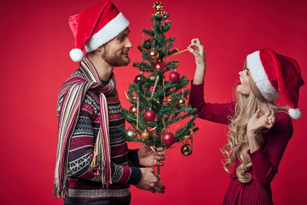 Fröhlich junges Paar Weihnachten Dekoration Spielzeug neues Jahr — Stockfoto