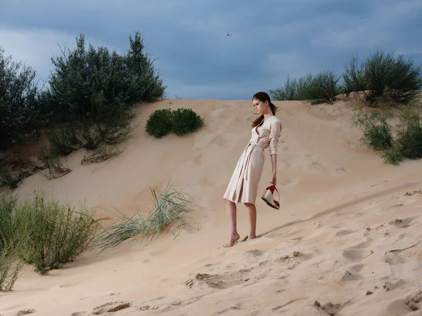 Frau im Mantel posiert Strand frische Luft eleganten Stil — Stockfoto