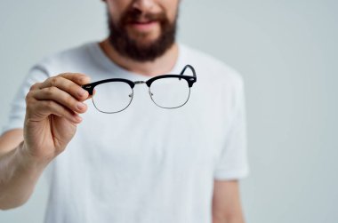 Beyaz tişörtlü hasta adam görme sorunları.