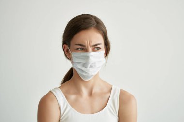 Tıbbi maskeli kadın beyaz tişört giyen salgın virüsü taşıyan bir kadın.