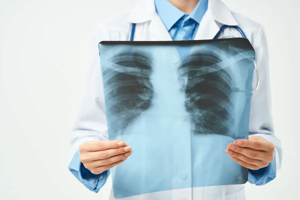 Kvinnlig läkare sjukhusundersökning röntgen hälsa — Stockfoto