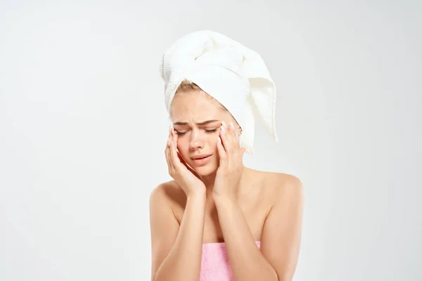 Bonita mulher com uma toalha na minha cabeça acne no rosto Estúdio close-up — Fotografia de Stock