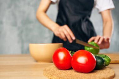 Ev hanımı sağlıklı yemek pişiriyor.