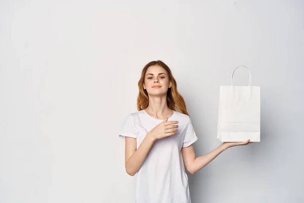 Mujer hacer camisetas con paquete en las manos entretenimiento compras — Foto de Stock