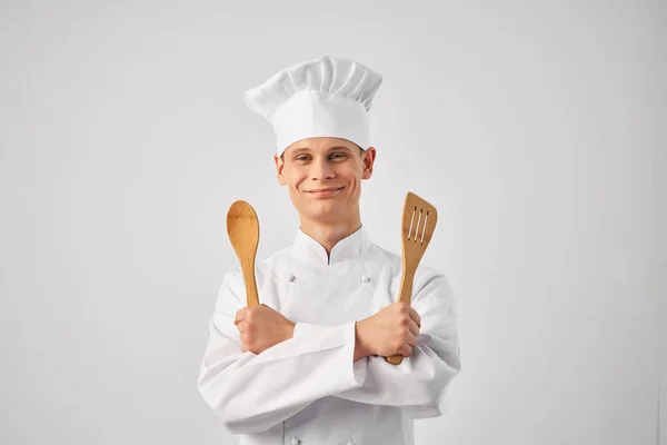 Allegro cuoco maschile utensili da cucina personale di lavoro ristoranti — Foto Stock
