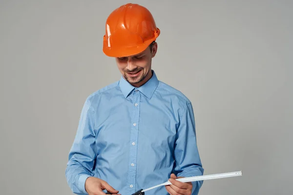 Mężczyzna w pomarańczowym hełmie Zawód zawodowy Praca — Zdjęcie stockowe