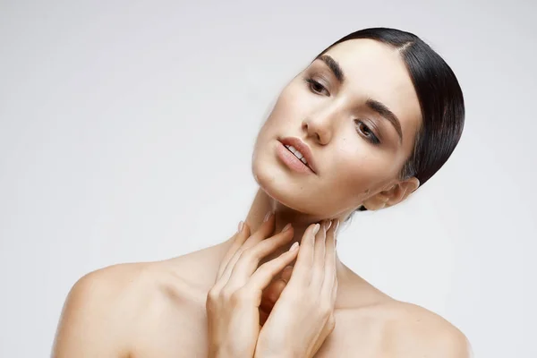 Mulher com ombros nus cuidados cosmetologia pele limpa — Fotografia de Stock