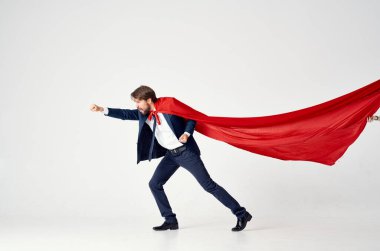 Kırmızı pelerinli iş adamı şehrin süper kahramanını koruyor.