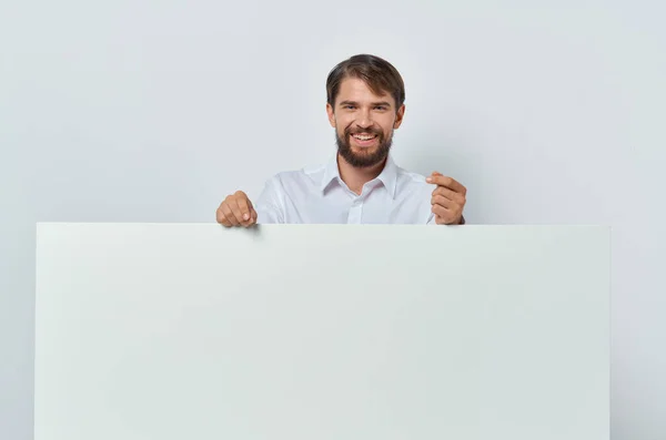 Бородатий чоловік білий банер в руці порожній аркуш презентація ізольований фон — стокове фото