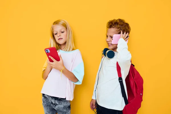 Porträt seiner er sie sie Blick in ein Smartphone und Spielen isoliert Hintergrund — Stockfoto