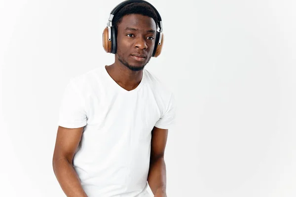 Kulaklıklı Afro-Amerikalı müzik dinleyen yaşam tarzı teknoloji arka planı hafif — Stok fotoğraf