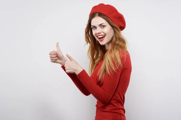Bella donna in un maglione rosso cosmetici emozione isolato sfondo — Foto Stock