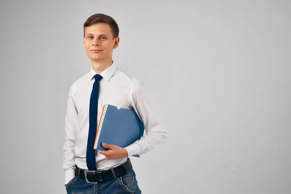 Gerente de camisa com documentos de gravata estúdio de escritório profissional — Fotografia de Stock