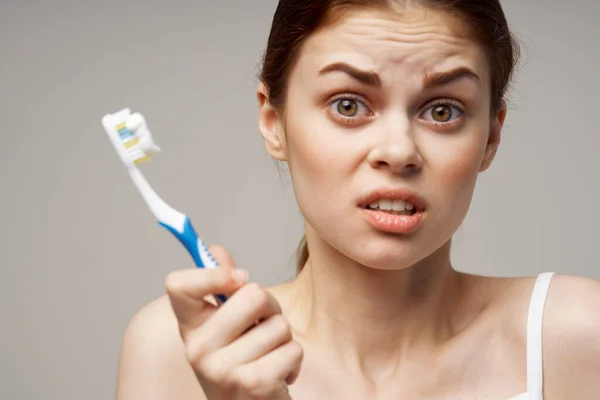 Cheerful woman toothpaste brushing teeth dental health studio lifestyle — Stock Photo, Image