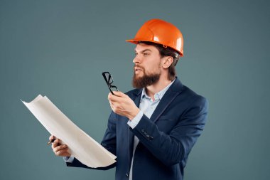 duygusal adam turuncu başlıklı, koruyucu üniformalı.