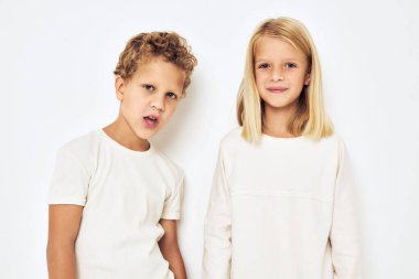 İki anaokulu çocuğu ve kız çocuğu neşeli küçük arkadaş yaşam tarzı stüdyosu