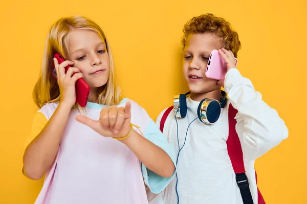 Niños de la escuela utilizan aparatos con auriculares concepto de educación Studio —  Fotos de Stock