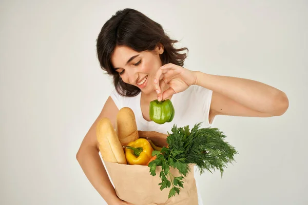 Mujer en camiseta blanca comestibles comida sana entrega en el supermercado —  Fotos de Stock