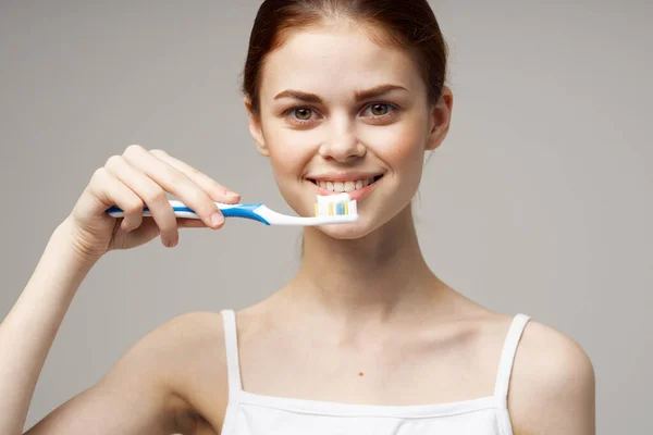 Mulher bonita em t-shirt branca higiene dental cuidados de saúde estilo de vida estúdio — Fotografia de Stock