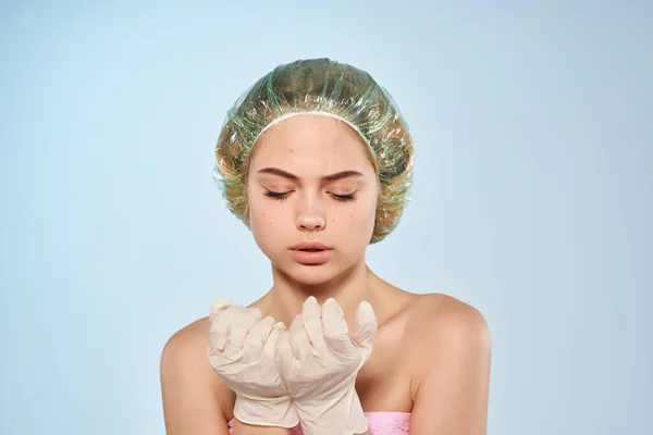 Loção mulher bonita na mão problemas de pele facial Studio — Fotografia de Stock