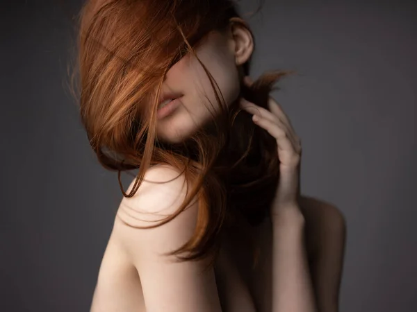 Mulher com ombros nus cabelo vermelho posando pele clara — Fotografia de Stock