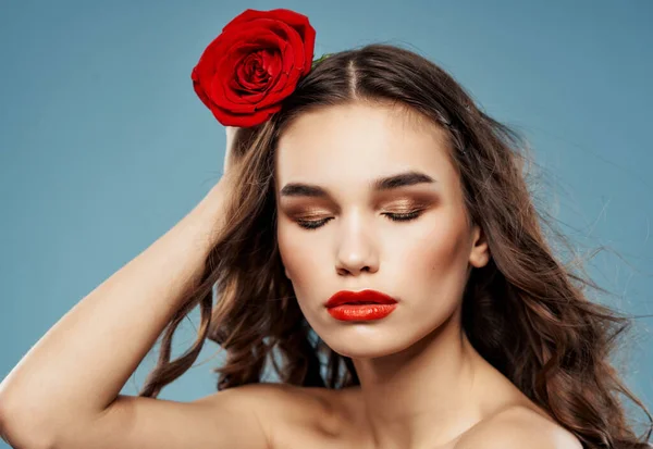 Barna vonzó megjelenés rózsa virág piros ajkak glamor — Stock Fotó