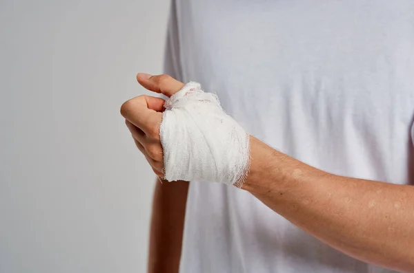 Problemas de saúde do braço enfaixado dor lesão — Fotografia de Stock