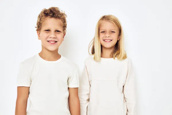 Två förskola barn pojke och flicka leende poserar casual slitage isolerad bakgrund — Stockfoto