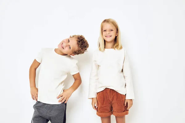 Två förskolebarn pojke och flicka liten glad glad glad vänner kul barndom — Stockfoto