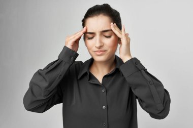 Siyah gömlekli kadın baş ağrısı, hoşnutsuzluk sorunu, izole edilmiş arka plan.