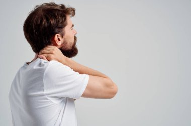 Boynunda kireçlenme olan duygusal adam sağlık sorunları izole edilmiş arka plan