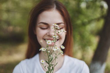 Güzel bir kadın kır çiçekleri doğa. Güneş özgürlük yolculuğu.
