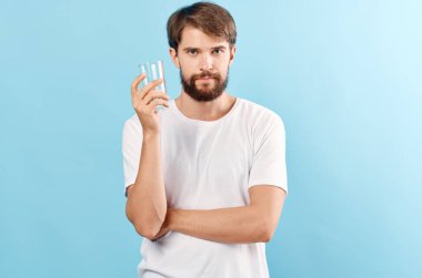 Su içen yakışıklı adam.