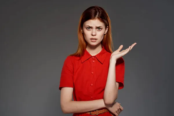 Mulher de cabelos vermelhos em vestido vermelho posando atraente olhar isolado fundo — Fotografia de Stock