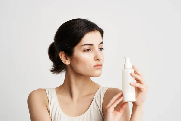 Morena bonita no tanque branco top creme pele hidratante cosméticos — Fotografia de Stock