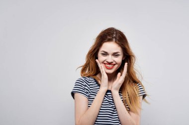 Kırmızı şapka takan neşeli kadın Fransa Avrupa modası açık arkaplan pozu veriyor