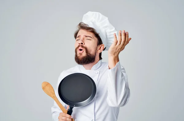 Šéfkuchař drží pánev připravující jídlo kuchyně restaurace — Stock fotografie