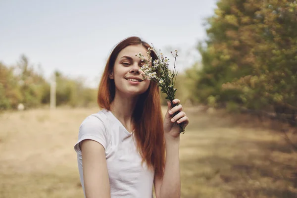 Bella donna Passeggiata nel campo natura Stile di vita estate — Foto Stock