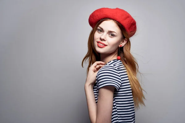 Mooie vrouw dragen een rode hoed make-up Frankrijk Europa mode poseren licht achtergrond — Stockfoto