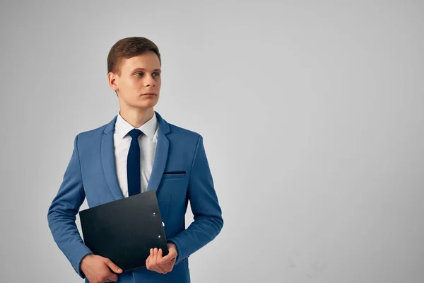 Bel homme d'affaires dans un costume avec des documents dans les mains du directeur de studio — Photo