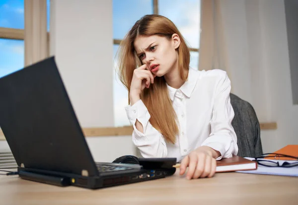 Femme d'affaires assise à la table de travail devant le bureau de technologie d'ordinateur portable — Photo