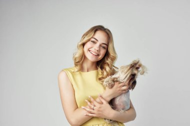 Güzel bir kadın. Modaya uygun safkan bir köpek. Tecrit edilmiş arka plan.